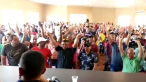 Trabalhadores permanecem em greve e podem pedir demissão coletiva Trabalhadores permanecem em greve e podem pedir demissão coletiva