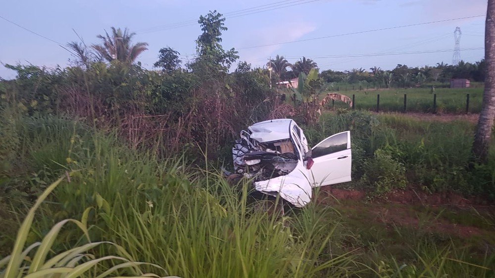 Colisão entre carros mata criança e adolescente e deixa pai ferido na BR-364 em RO