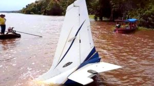 Avião com três pessoas cai em Rondônia