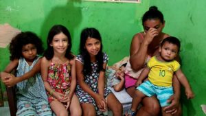 Mãe de cinco filhos pede ajuda para comida, material escolar e roupas Mãe de cinco filhos pede ajuda para comida, material escolar e roupas