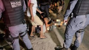 Mãe enlouquece ao ver filho morto a tiros no Crespo; cenas fortíssimas Mãe enlouquece ao ver filho morto a tiros no Crespo; cenas fortíssimas