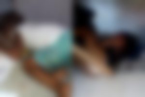Mãe espanca filha de 5 anos e tribunal do crime faz o mesmo com a agressora; cenas fortes Mãe espanca filha de 5 anos e tribunal do crime faz o mesmo com a agressora; cenas fortes