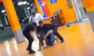 Homem negro é espancado e morto por seguranças do Carrefour; veja vídeo Homem negro é espancado e morto por seguranças do Carrefour; veja vídeo