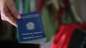 Pandemia leva empresas a reduzir salários e adiar aumentos Pandemia leva empresas a reduzir salários e adiar aumentos