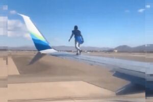 Homem surta e sobe na asa do avião minutos antes da decolagem; veja vídeo