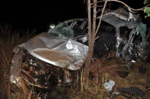 Casal morre em acidente entre caminhão e picape na BR-364 Casal morre em acidente entre caminhão e picape na BR-364