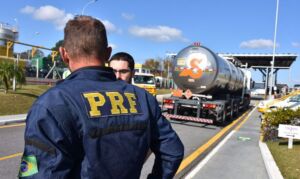 Polícia Rodoviária Federal reforçará fiscalização nas estradas do país Polícia Rodoviária Federal reforçará fiscalização nas estradas do país