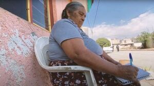Ela ganhou um prêmio literário aos 63 anos após aprender a ler e escrever Ela ganhou um prêmio literário aos 63 anos após aprender a ler e escrever