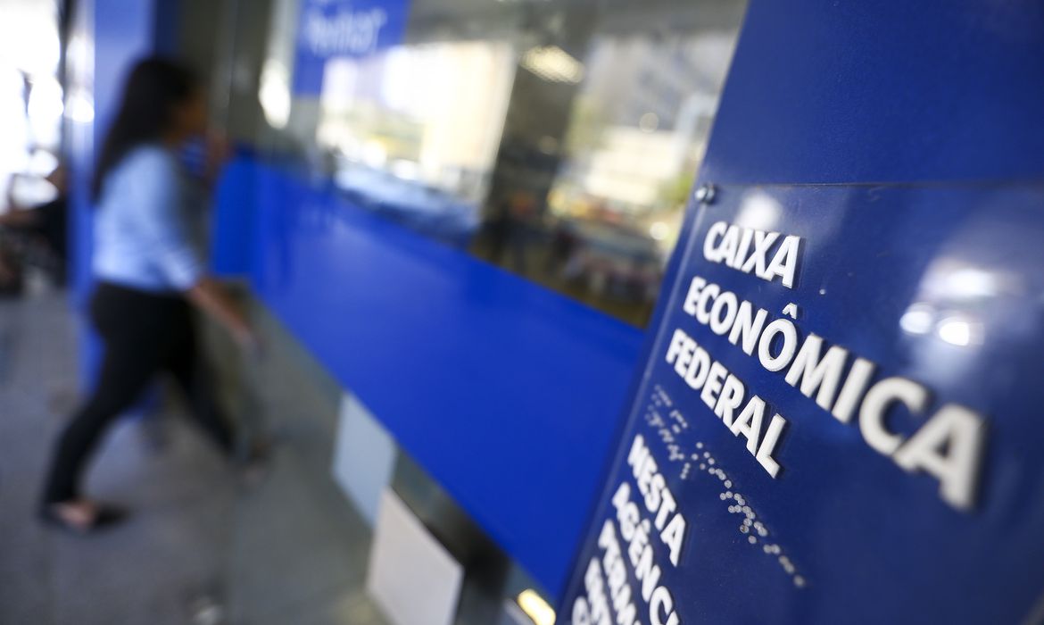 Caixa Econômica paga abono salarial para nascidos em janeiro e fevereiro Caixa Econômica paga abono salarial para nascidos em janeiro e fevereiro