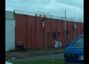 Vídeo: adolescentes fogem de unidade de internação em Porto Velho Vídeo: adolescentes fogem de unidade de internação em Porto Velho