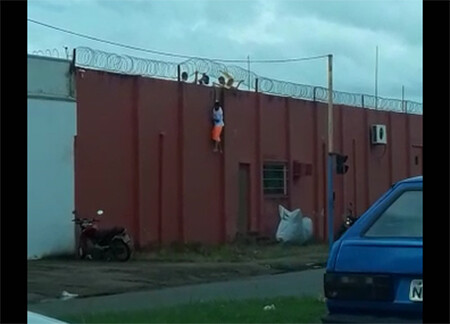 Vídeo: adolescentes fogem de unidade de internação em Porto Velho Vídeo: adolescentes fogem de unidade de internação em Porto Velho