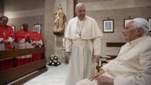 Papa Francisco e Papa emérito Bento XVI são vacinados contra Covid-19 Papa Francisco e Papa emérito Bento XVI são vacinados contra Covid-19
