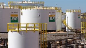 Petrobras vende 3 plataformas de petróleo pelo preço de três apartamentos Petrobras vende 3 plataformas de petróleo pelo preço de três apartamentos