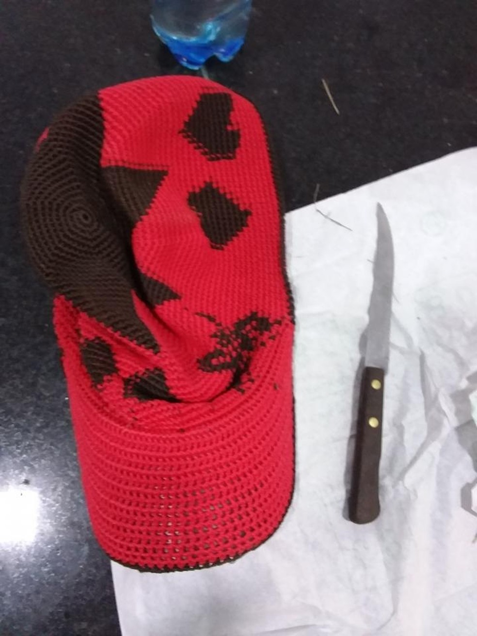 Jovem consegue tomar faca de assaltante que tentava estuprá-la após roubo, em RO Jovem consegue tomar faca de assaltante que tentava estuprá-la após roubo, em RO