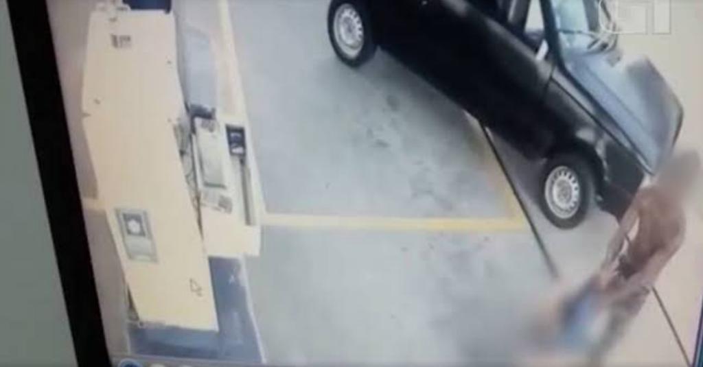Mulher é atacada a socos e puxões de cabelo por namorado em posto de combustíveis Mulher é atacada a socos e puxões de cabelo por namorado em posto de combustíveis