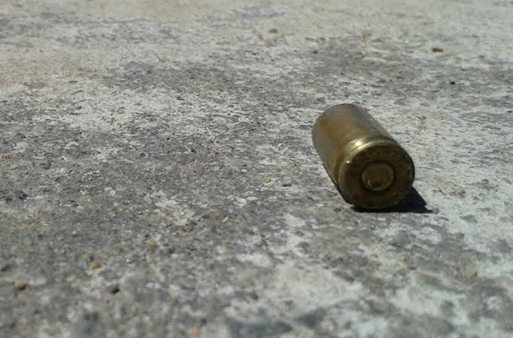 Apenado é chamado no portão de residência e sofre atentado a bala Apenado é chamado no portão de residência e sofre atentado a bala