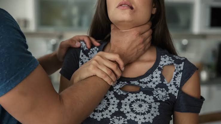 Homem violento ataca e bate cabeça da ex-mulher contra a parede em apartamento Homem violento ataca e bate cabeça da ex-mulher contra a parede em apartamento