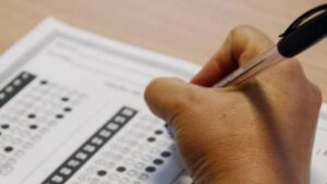 Concursos oferecem mais de 7.500 vagas e salários de até R$ 32 mil Concursos oferecem mais de 7.500 vagas e salários de até R$ 32 mil