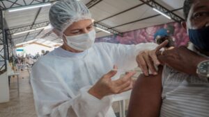 Idosos continuam a receber segunda dose da vacina contra covid-19 no feriado Idosos continuam a receber segunda dose da vacina contra covid-19 no feriado