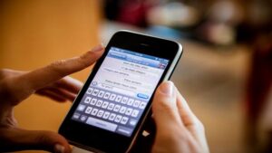 Homem ataca namorada com socos e puxões de cabelo após ler mensagens no WhatsApp Homem ataca namorada com socos e puxões de cabelo após ler mensagens no WhatsApp