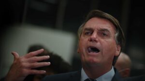 Bolsonaro ataca Lula e diz que ‘se esse cara voltar, nunca mais vai sair’ Bolsonaro ataca Lula e diz que ‘se esse cara voltar, nunca mais vai sair’