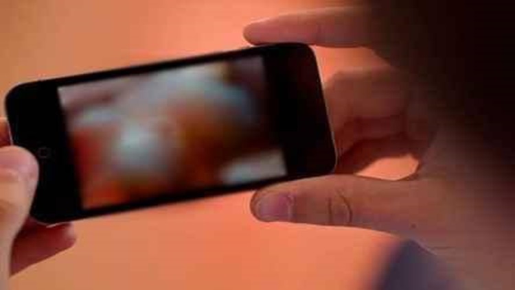 Marido flagra fotos íntimas da esposa com outro homem e parte para a violência em Porto Velho Marido flagra fotos íntimas da esposa com outro homem e parte para a violência em Porto Velho