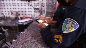 ‘Operação Prevenção’ flagra venda de bebidas alcoólicas depois das 23 h ‘Operação Prevenção’ flagra venda de bebidas alcoólicas depois das 23 h