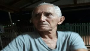 Idoso necessita de cadeira de rodas para conseguir se locomover na capital Idoso necessita de cadeira de rodas para conseguir se locomover na capital