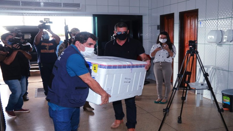 Rondônia recebe remessa com 7.400 doses de vacinas contra covid-19 Rondônia recebe remessa com 7.400 doses de vacinas contra covid-19