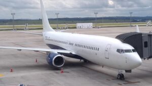 Avião com 106 brasileiros deportados dos EUA chega ao Brasil