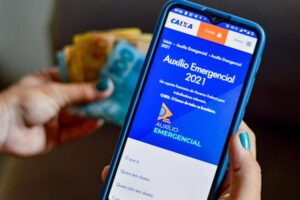 Beneficiários nascidos no mês de agosto podem sacar auxílio emergencial Beneficiários nascidos no mês de agosto podem sacar auxílio emergencial