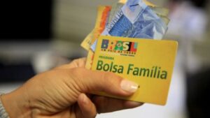 Beneficiários do Bolsa Família recebem auxílio emergencial hoje Beneficiários do Bolsa Família recebem auxílio emergencial hoje