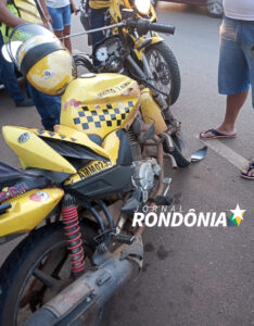 URGENTE: Mototaxista chuta carro de aplicativo após colisão; veja vídeo URGENTE: Mototaxista chuta carro de aplicativo após colisão; veja vídeo