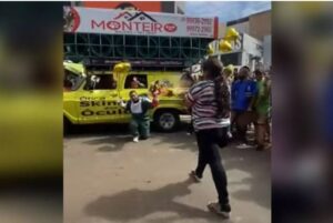 É o amor: com carro de som, homem pede para voltar com ex após meter chifre nela 30 vezes; veja vídeo É o amor: com carro de som, homem pede para voltar com ex após meter chifre nela 30 vezes; veja vídeo