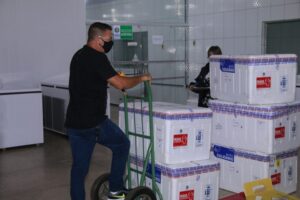 Rondônia recebe nova remessa com 53.750 doses de vacinas Rondônia recebe nova remessa com 53.750 doses de vacinas