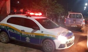 Mulher é agredida a pauladas por marido e se recusa a receber atendimento médico Mulher é agredida a pauladas por marido e se recusa a receber atendimento médico