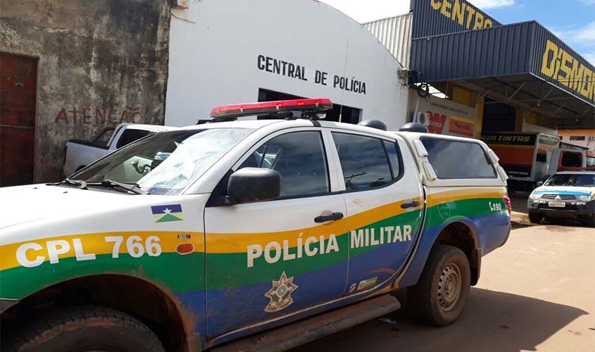 Homem é preso suspeito de jogar arma embaixo de carro Homem é preso suspeito de jogar arma embaixo de carro