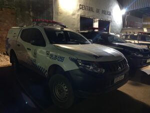 Jovem é atacado a tiros na frente de casa por ocupantes de carro preto Jovem é atacado a tiros na frente de casa por ocupantes de carro preto