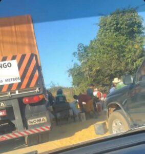 URGENTE – População saqueia carga de carreta tombada próximo aos presídios URGENTE – População saqueia carga de carreta tombada próximo aos presídios
