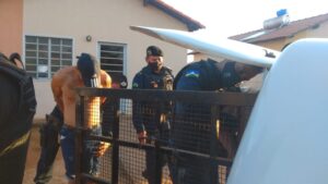 Criminosos fazem família de refém na capital; veja vídeo Criminosos fazem família de refém na capital; veja vídeo
