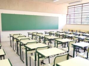 Após 450 dias, Ministério da Educação defende volta às aulas