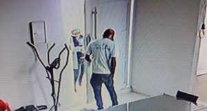 Casal é amarrado e ameaçado de morte durante roubo de carro em casa Casal é amarrado e ameaçado de morte durante roubo de carro em casa