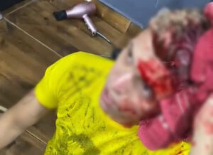 Assaltante tem cabeça cortada ao tentar fazer arrastão em barbearia; veja vídeo