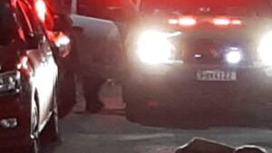Homens em carro branco misterioso executam jovem; imagens fortes Homens em carro branco misterioso executam jovem; imagens fortes
