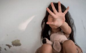 Jovem tenta salvar criança de estupro e é atacado a tiros Jovem tenta salvar criança de estupro e é atacado a tiros