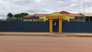 Bandidos ameaçam atirar na cabeça de vigilante durante roubo de arma em escola Bandidos ameaçam atirar na cabeça de vigilante durante roubo de arma em escola