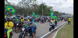 Vídeo: carreata em apoio a Bolsonaro reúne centenas de pessoas em Porto Velho Vídeo: carreata em apoio a Bolsonaro reúne centenas de pessoas em Porto Velho