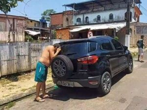 Homem mata esposa por conta de traição e abandona corpo em porta-malas Homem mata esposa por conta de traição e abandona corpo em porta-malas