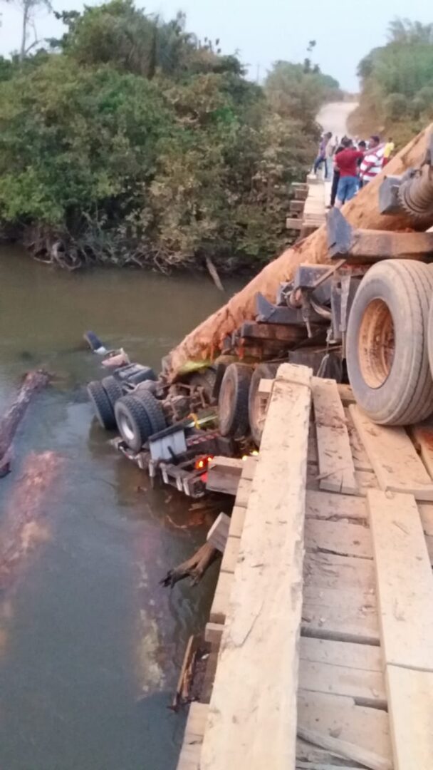 Motorista de caminhão morre afogado depois que ponte cede em RO