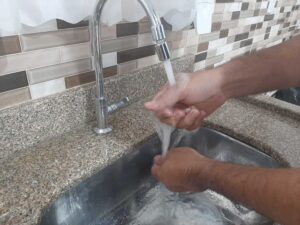 Relatório aponta contaminação fecal em amostras de água na capital Relatório aponta contaminação fecal em amostras de água na capital
